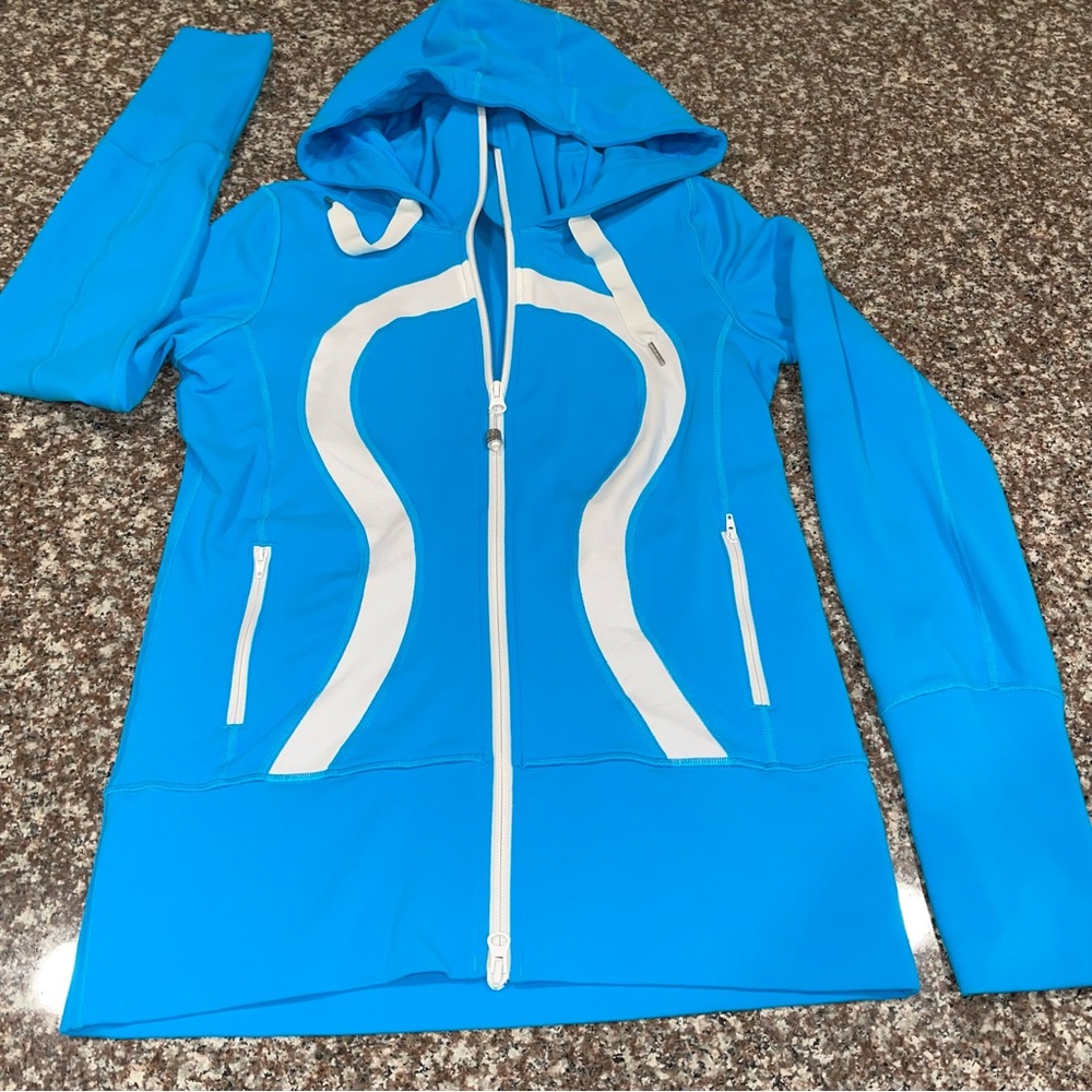 LULULEMON in stride jacket with hood snorkel blue and white